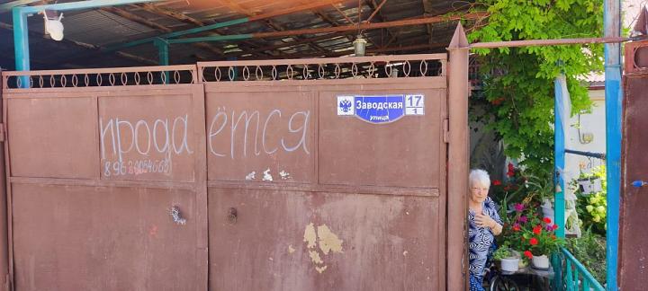 Подаю   маленький    домик...77кв.м..